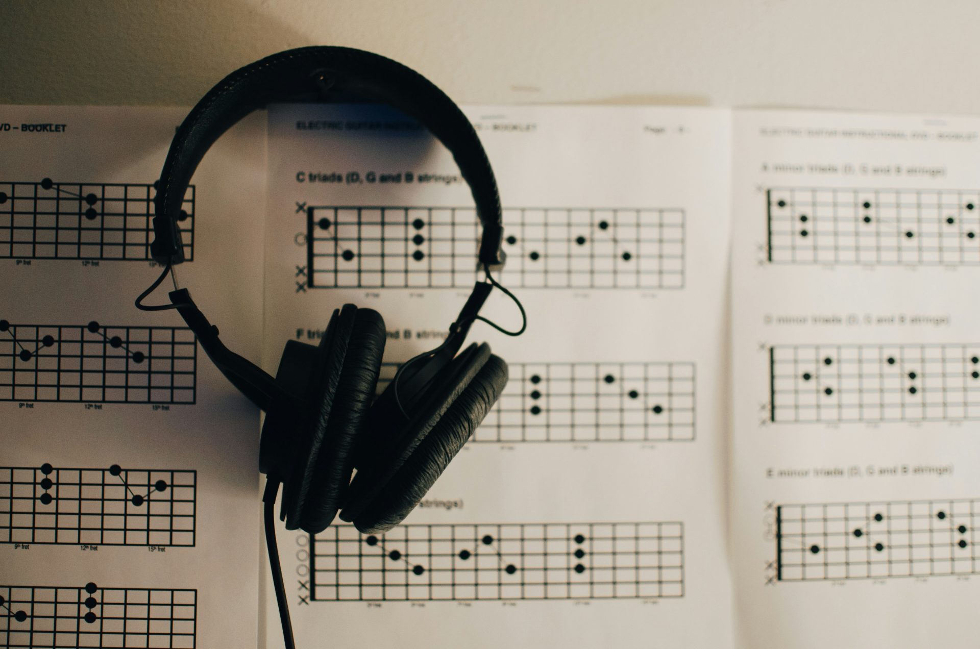 Headphones and hearing frequency measurement results